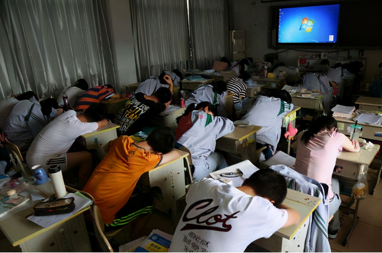 小学成绩第一梯队初中会差吗,小学成绩倒数第一初中还能逆袭