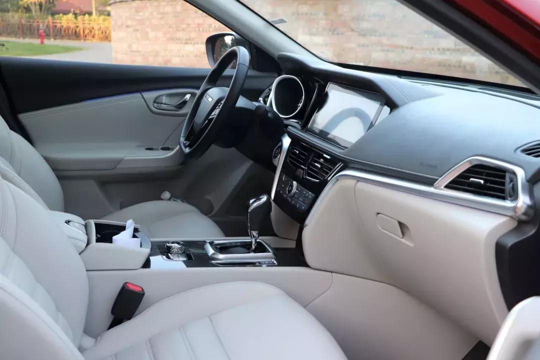 与这台跨界SUV一起，看天空的蓝，看远处的山