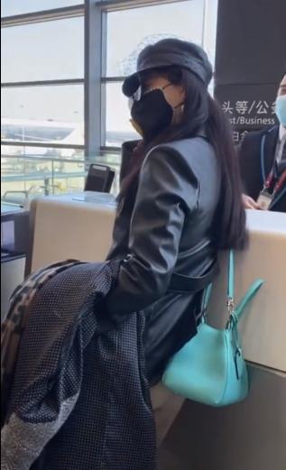 范冰冰穿宽松卫衣高调现身机场,范冰冰现身机场秀红宝石戒指