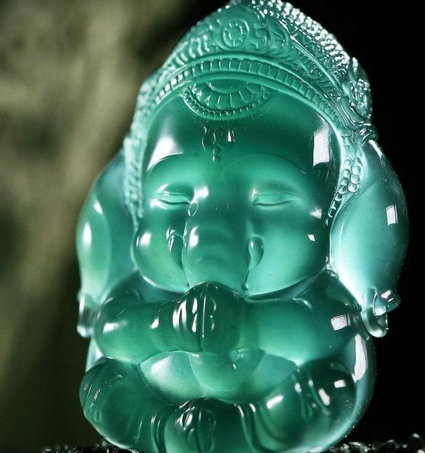 蓝水料：冰种翡翠玉石的一种，深邃神秘，灵气十足，价值一间房
