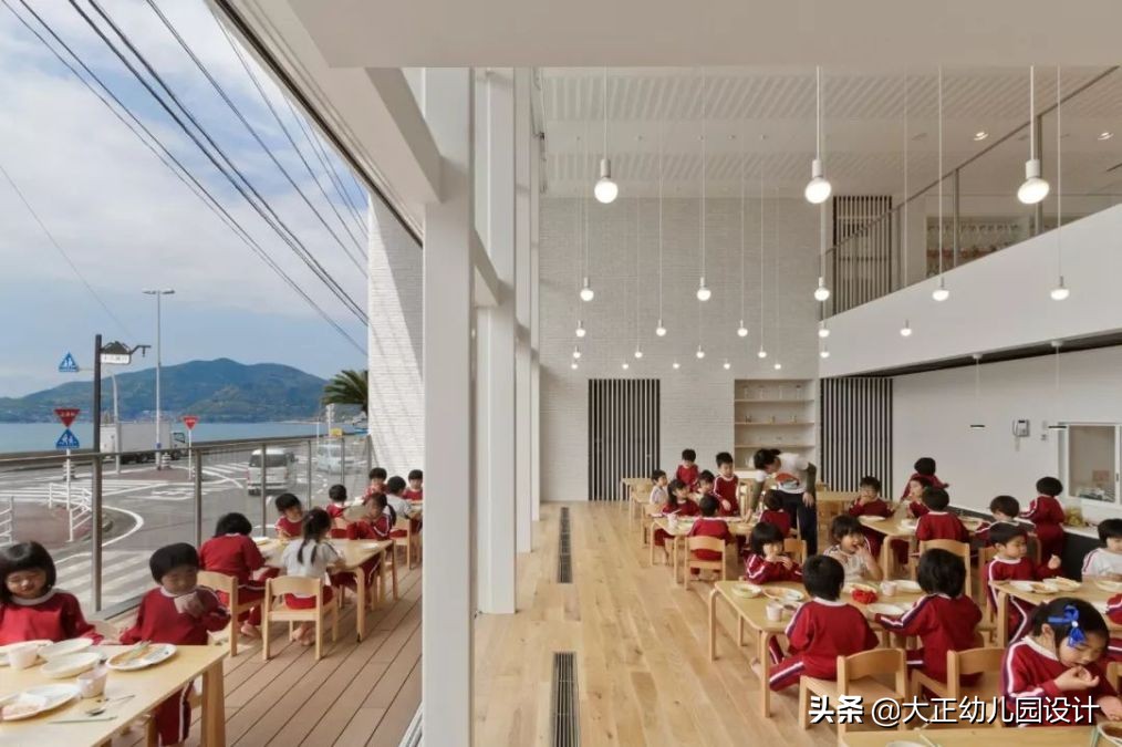 这所面朝大海的幼儿园，没有玩具，但幼儿园本身就是最好玩具