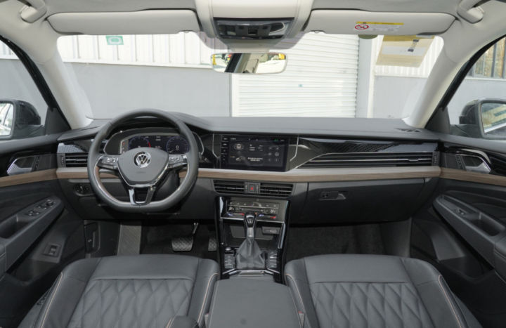 曾经的b级合资轿车之光帕萨特,曾经的b+级热门车君越