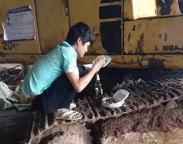 开挖机还是装载机好,开挖机好还是修挖机好