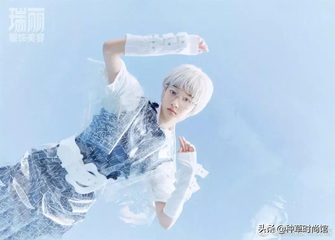 关晓彤素颜自拍与鹿晗撞脸,关晓彤为鹿晗庆生后芭比造型亮相