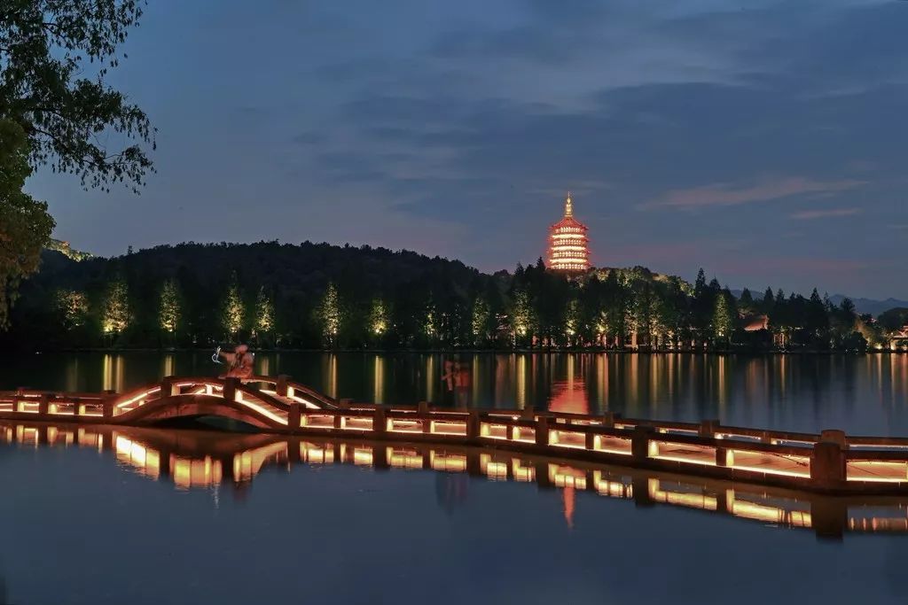 跟西湖有关的雷峰塔故事和信息,雷峰塔故事原版