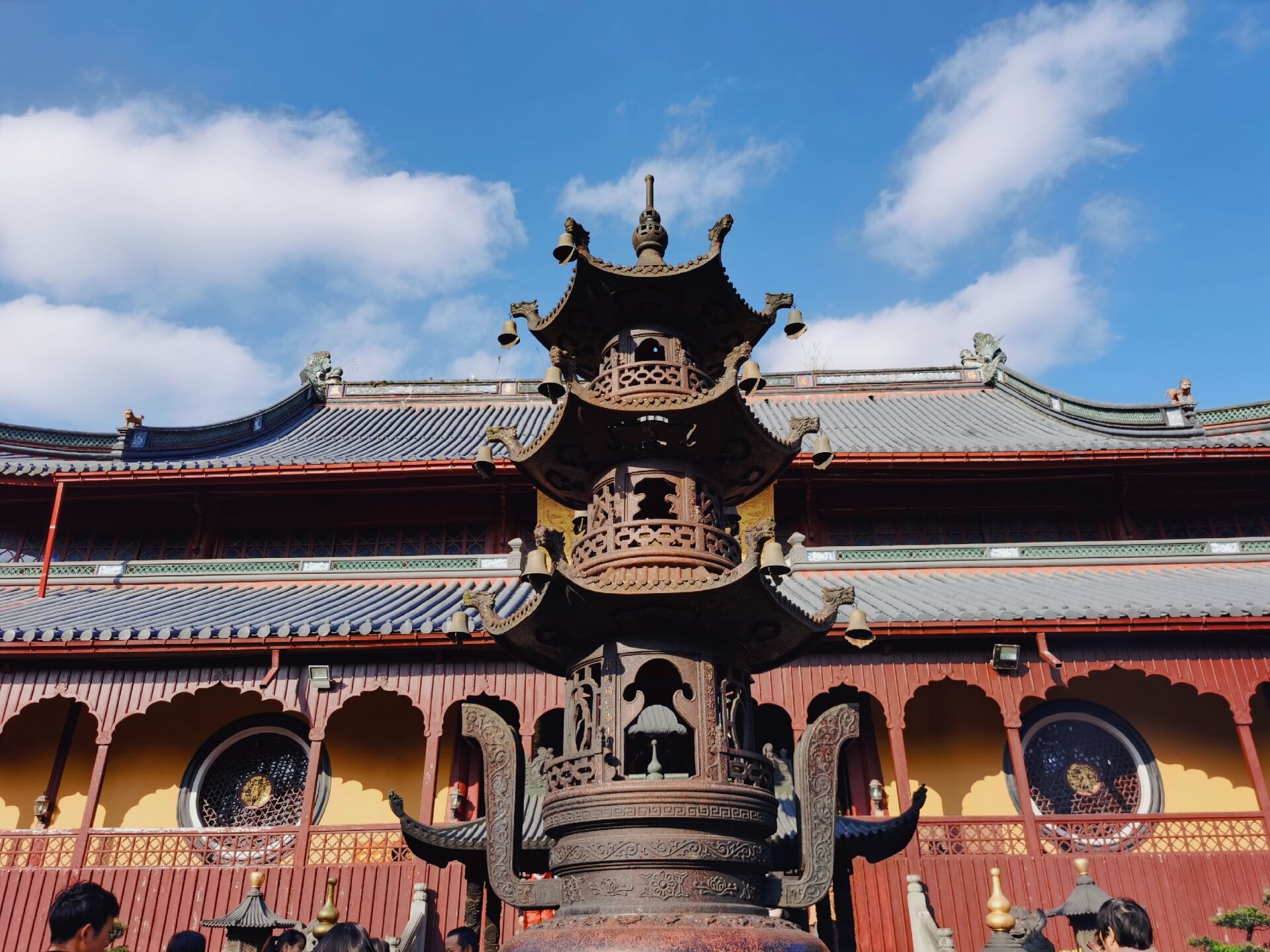 过年烧香中间点不着寓意什么,过年去寺庙烧香有讲究吗