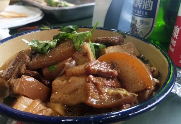 山东好汉郑州开店邀请60名环卫工免费吃饭