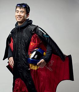 中国第一人翼装飞行视频,中国第一翼装飞行人在天门山试飞