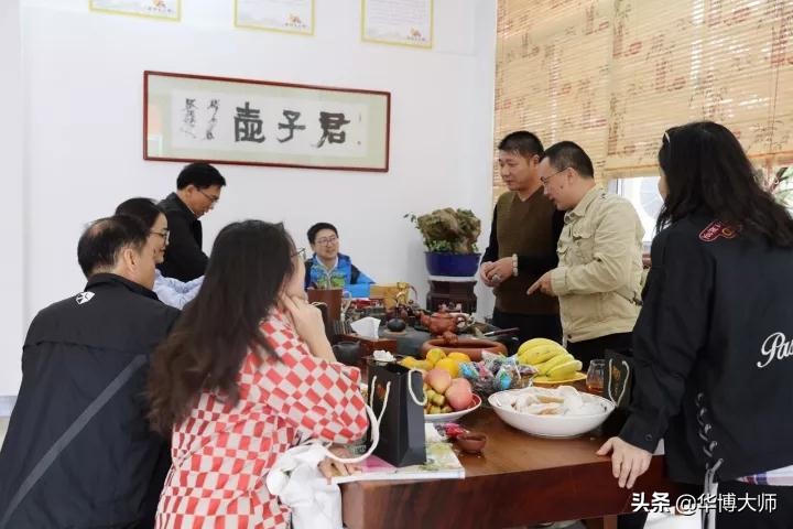 南京外国语学校师生家长一行欢聚华博紫砂园园主熊正根热情接待！