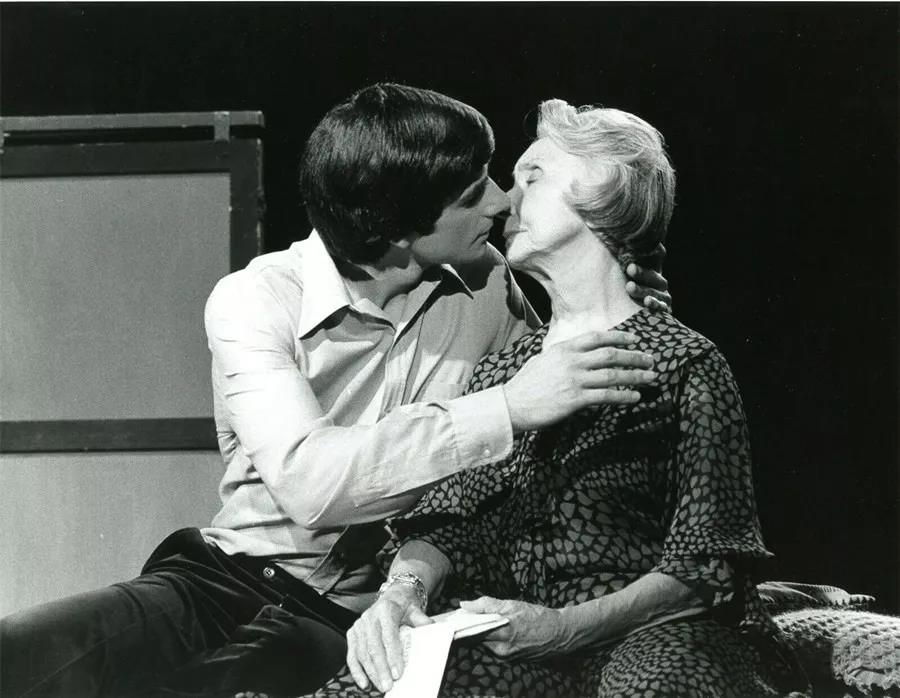 一个20岁小伙子的故事,一个20出头的男孩爱上一个女孩