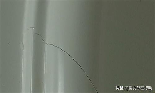 花1.5万元买4块门，货不对板还有裂缝