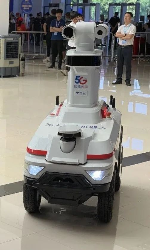 来了,电信“机器人天团”!网友:“成精了!”