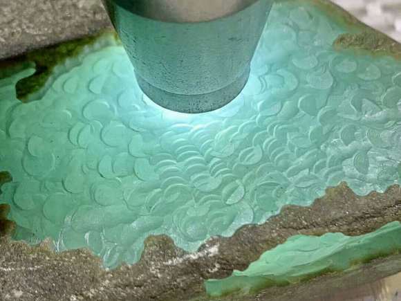 直播挖翡翠原石真假,怎么判断翡翠蛋面的真假