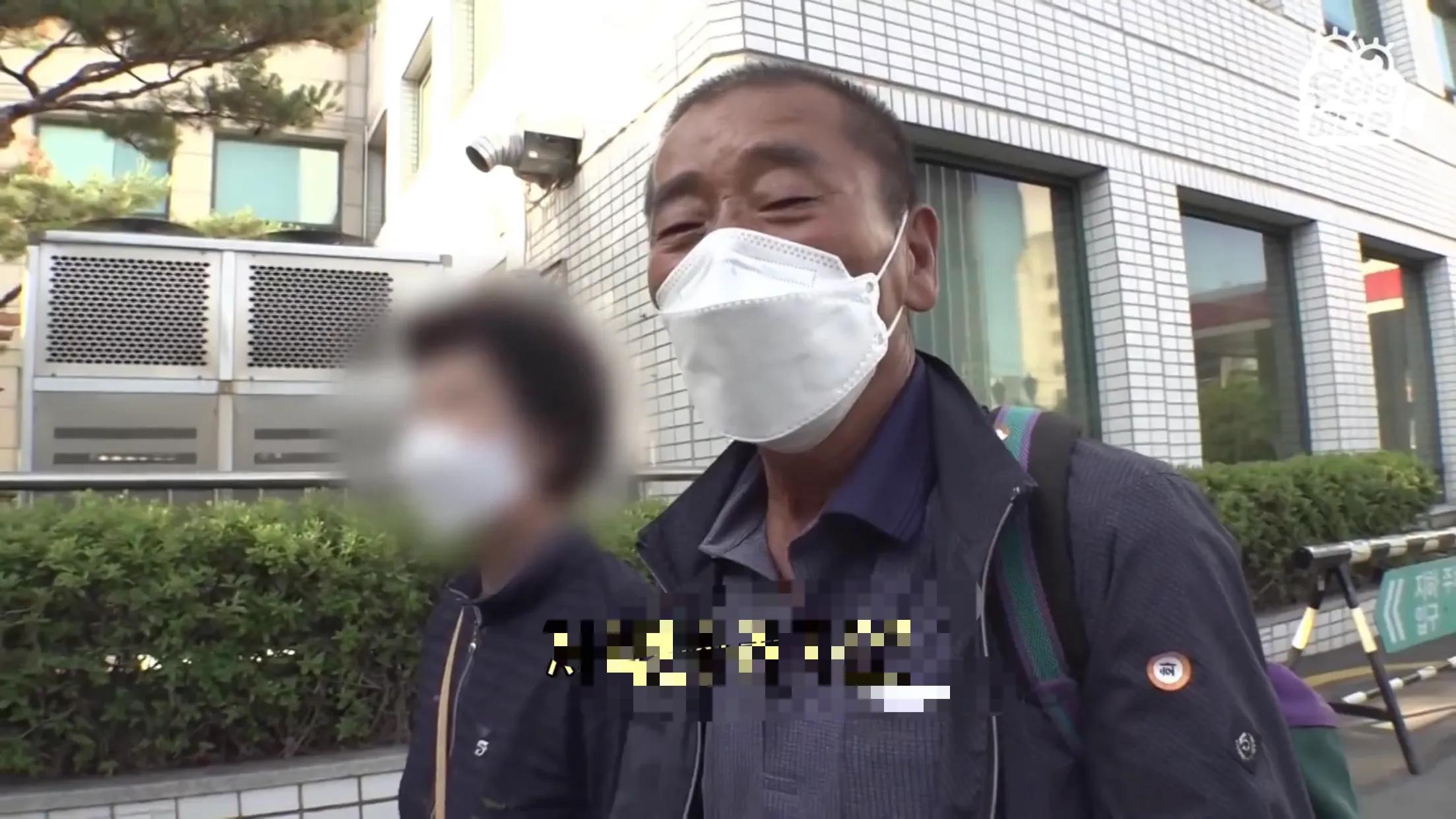 男人被蜘蛛缠身,男人被蜘蛛困住