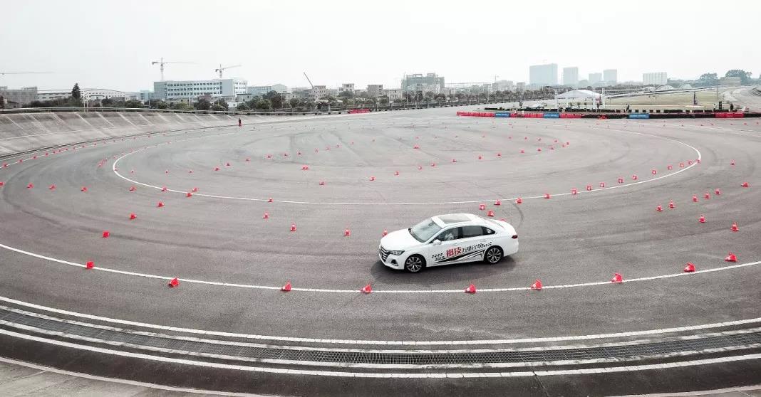 开着它劈弯，“人设”都给劈崩塌了