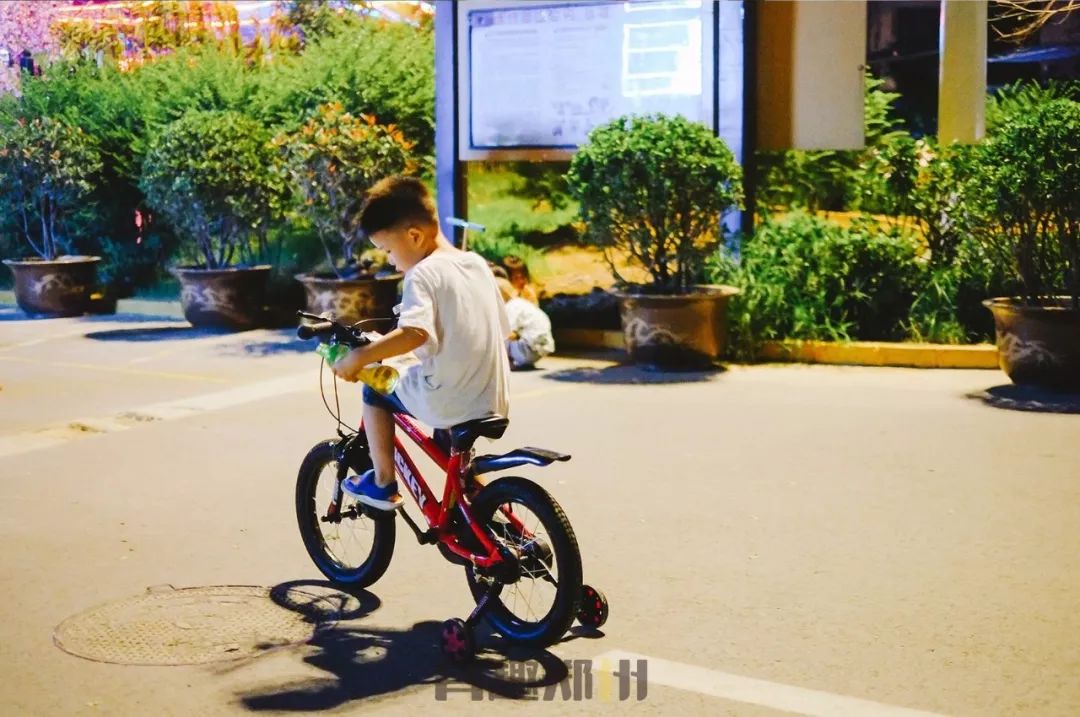 狂吃干脆面也能赚大钱,三十年前郑州小土豪已经这么干了
