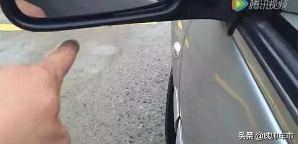 倒车入库两边都有车怎么能倒进去,倒车入库怎么看两边车身是否扫线