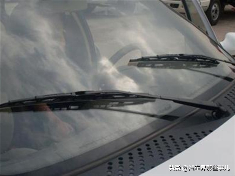 雨刮器刮不干净有雾怎么处理,雨刮器刮玻璃水印怎么处理