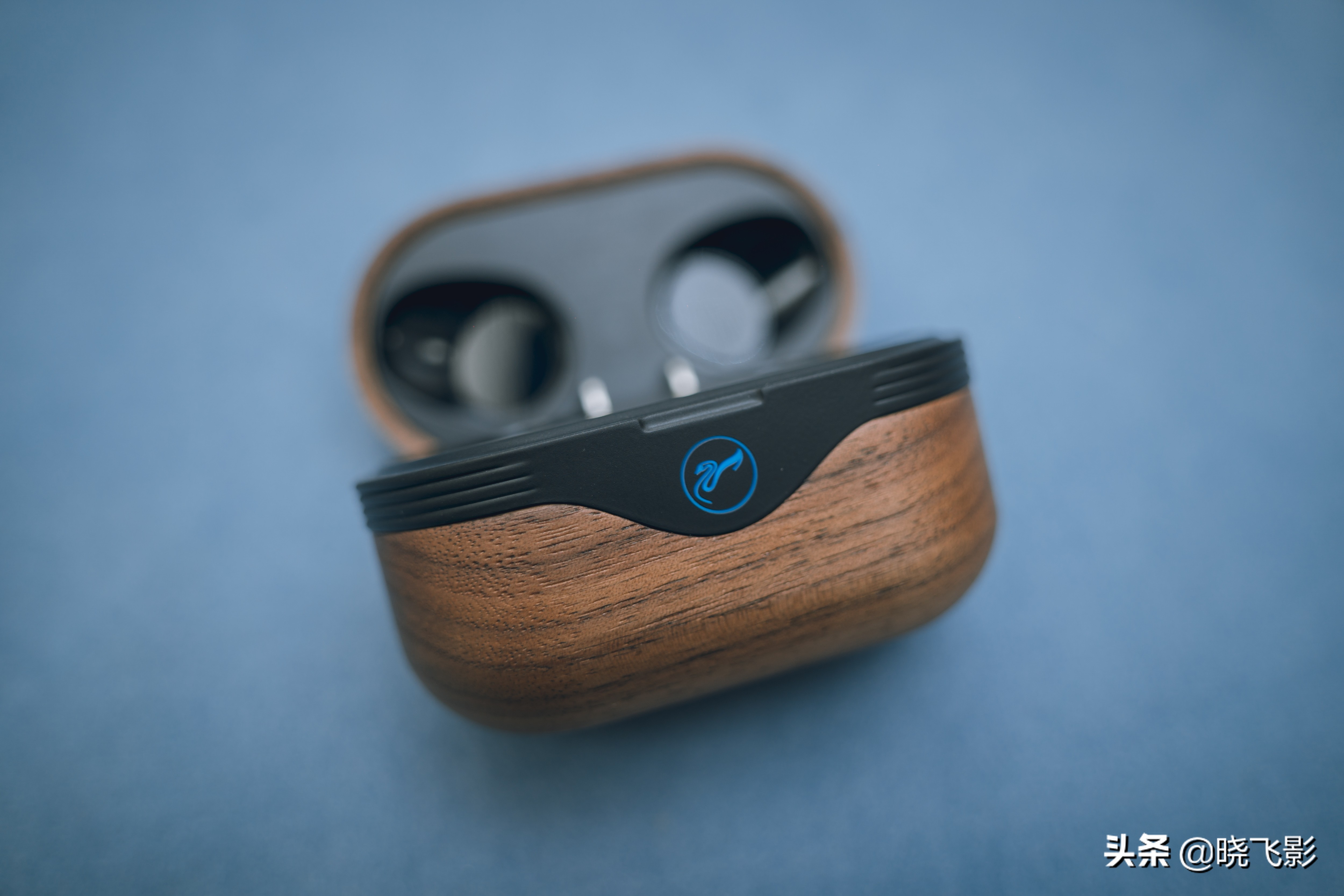 一个耳机盒有两种耳机,一个耳机盒