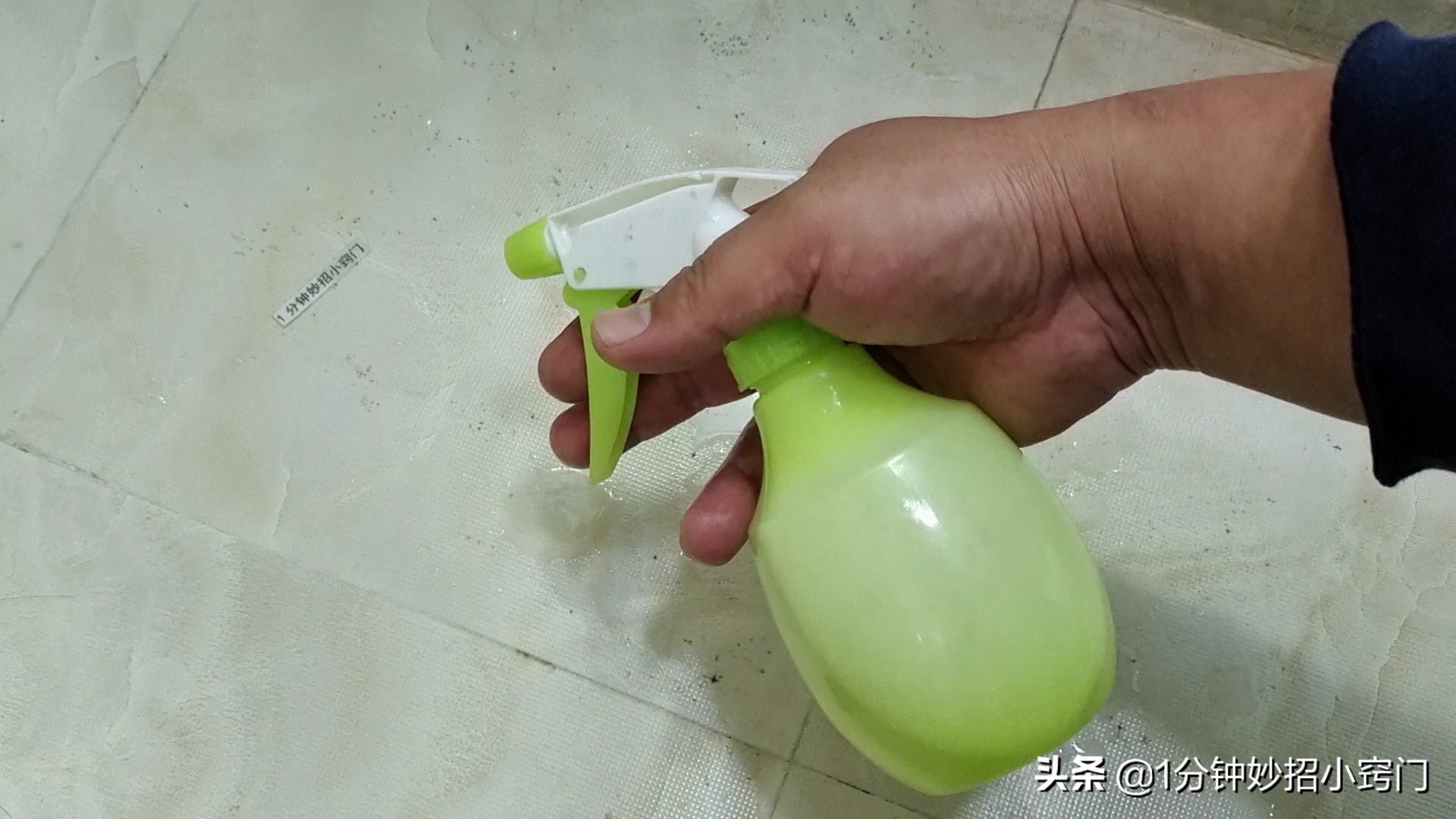 浴室玻璃上的水垢用什么可以擦掉,淋浴间玻璃上的水垢怎样能清除掉