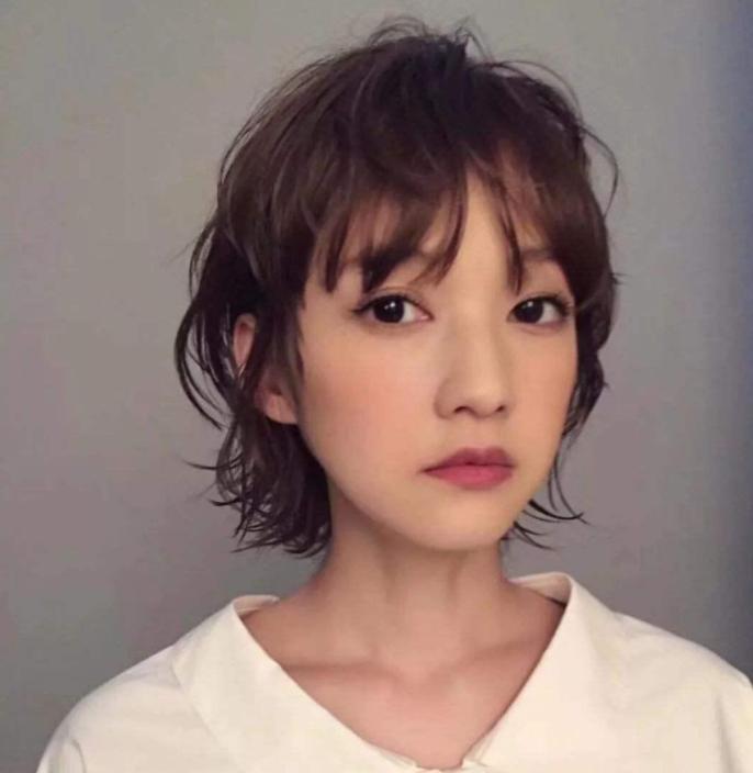 都已经2021年了,就放弃老气的“内扣”吧,“蛋卷烫”才更高级