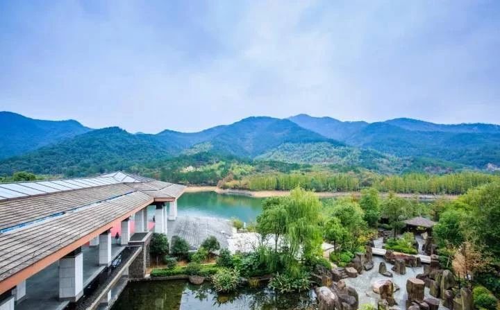 降温了一起去泡温泉,天气微凉正是泡温泉的好时候