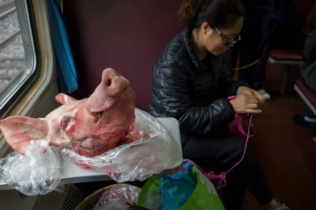 孩子坐绿皮火车看人世百态,绿皮火车才能反映生活百态