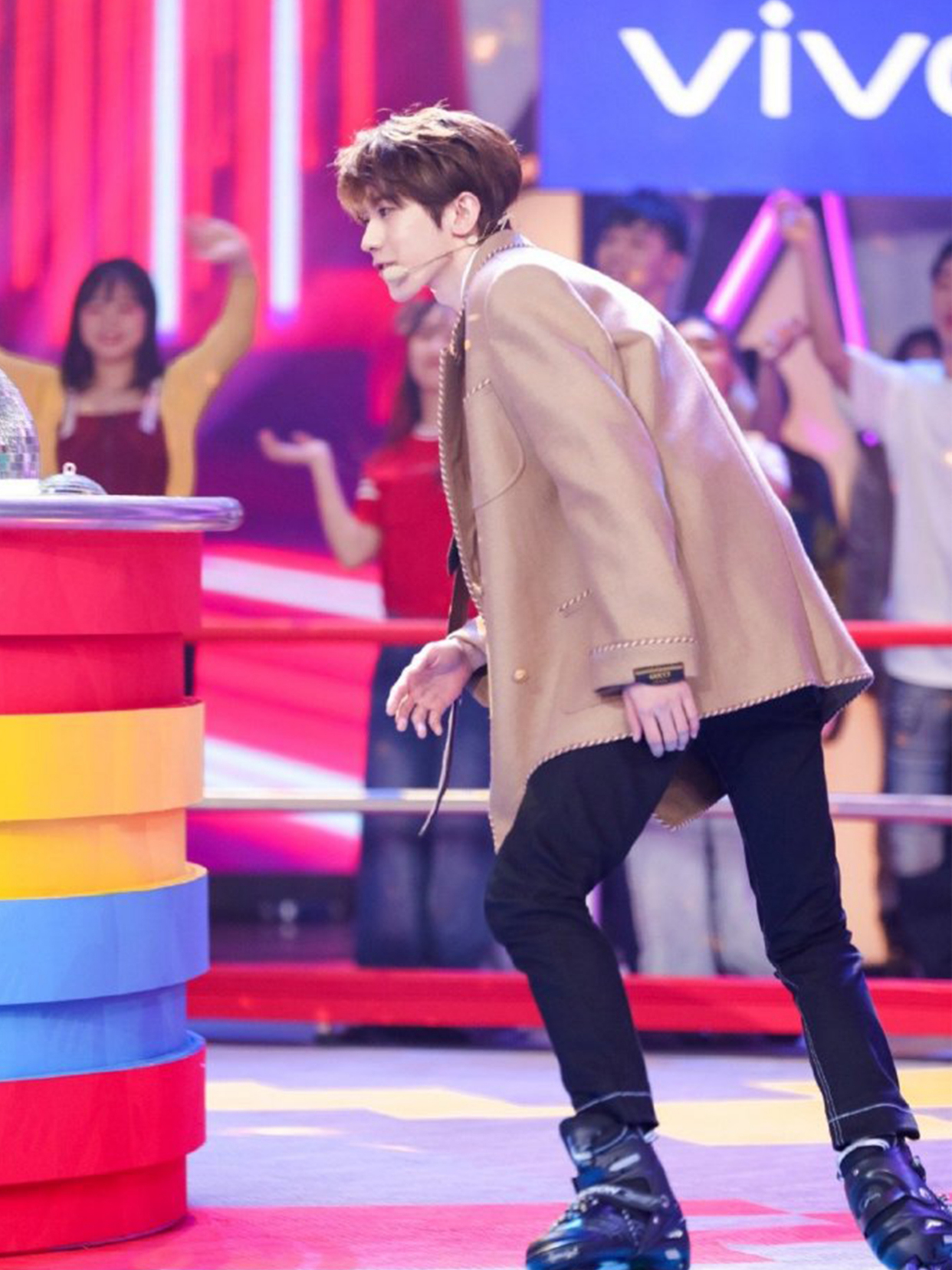 蔡徐坤黑红格子衣服金发造型照片,蔡徐坤黑红格子衣服造型照片