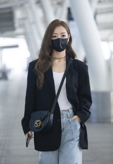 曾被成龙捧红却为家庭放弃,24岁被成龙捧红的女星