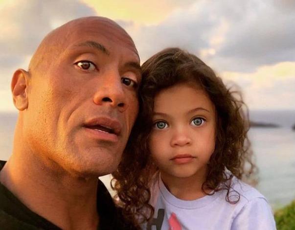 巨石强森帮助患癌女孩,巨石强森8岁进健身房