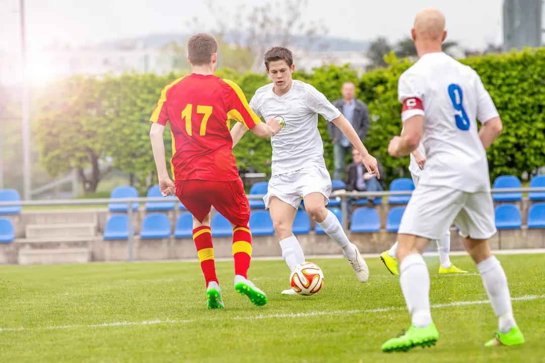 前交叉韧带损伤什么情况下戴护具,前交叉韧带损伤一年还疼怎么回事