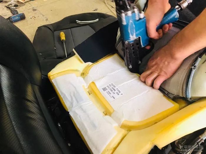 真皮座椅破了一点皮还在上面,汽车真皮座椅破了如何修复