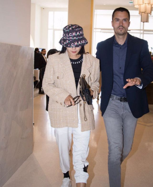 辛芷蕾穿的袜子,辛芷蕾红袜子