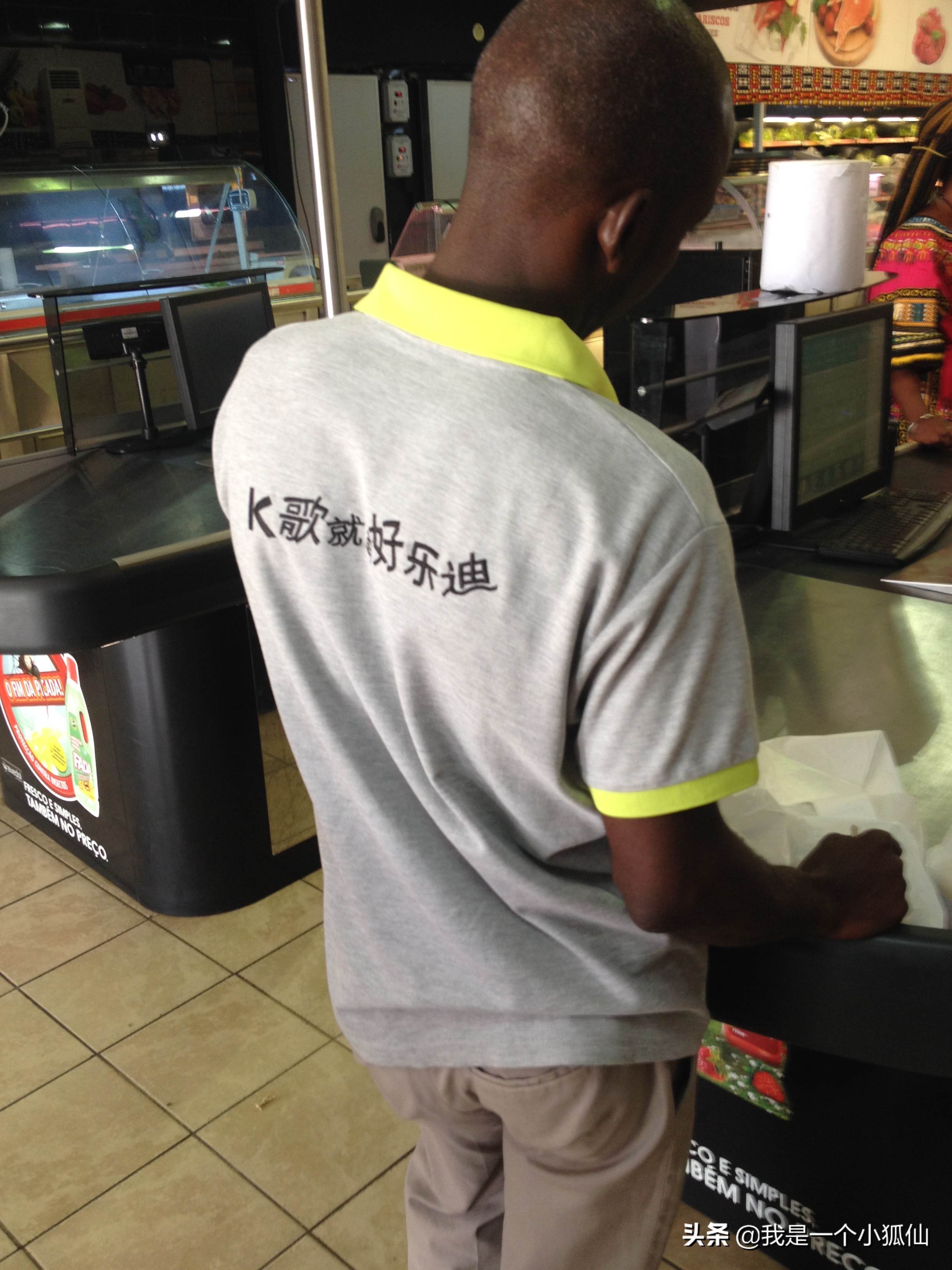 在非洲安哥拉看到的黑人穿带中国字的衣服在非洲安哥拉的日子241