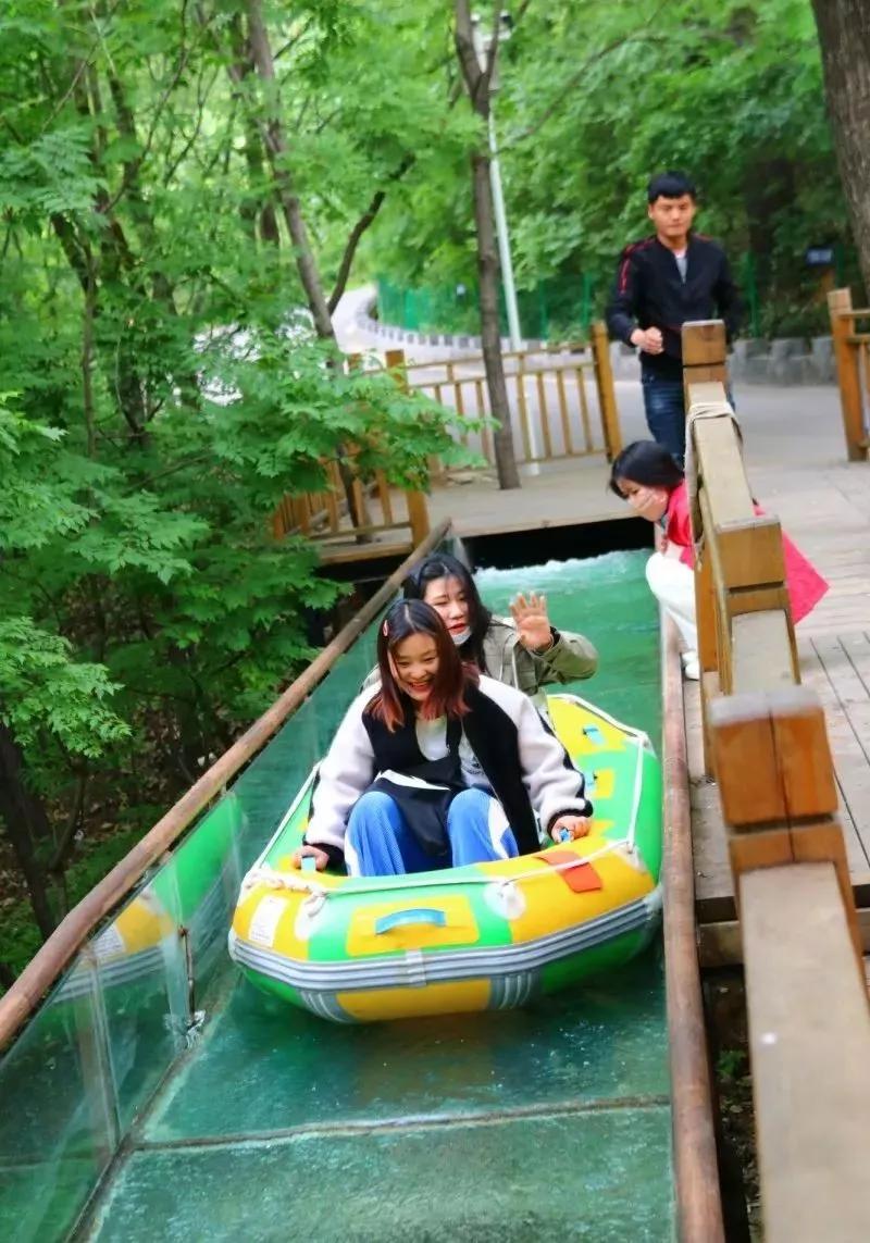带你峡谷漂流感受一下夏天的气息,端午游玩清凉谷踏浪漂流清凉一夏