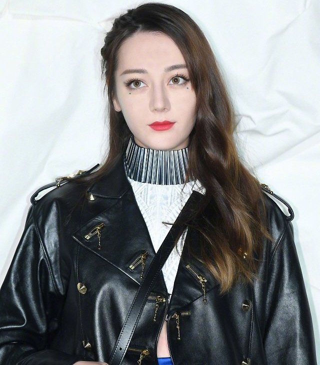 迪丽热巴深蓝西装裙配白色长靴,迪丽热巴蓝色吊带裙穿搭