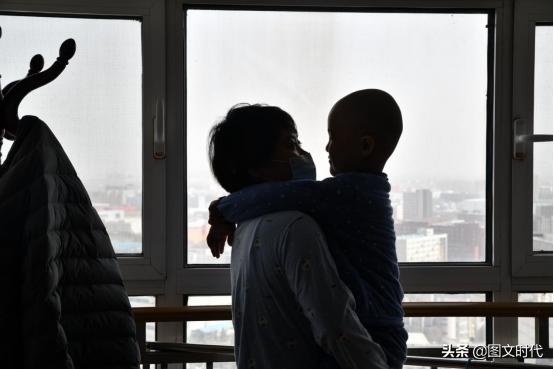 男孩确诊癌症后躺在妈妈怀里痛哭,三岁男童罹患肿瘤之王