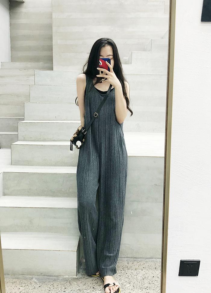 穿上即陷进柔软的「纸片人」背带裤,一封写给夏天的慵懒情书