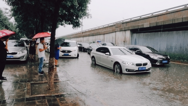 宝马车涉水怎么办,开宝马过淹水路