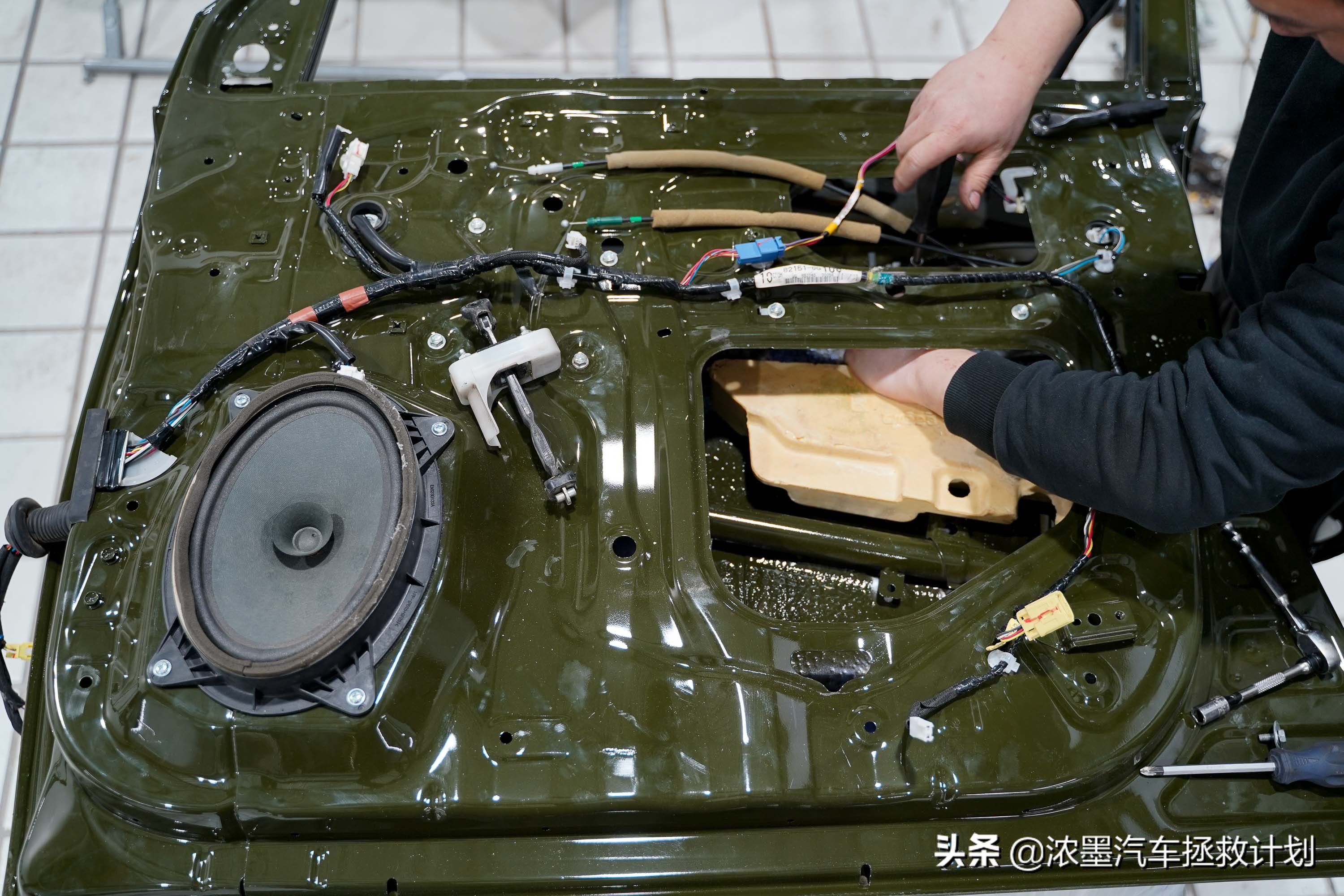 丰田霸道酷路泽带你翻山越岭,丰田兰德酷路泽低速4驱越野模式