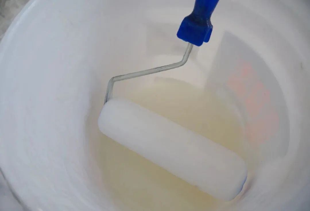 施工时候墙布分层了怎么办,墙布溢胶原因及处理