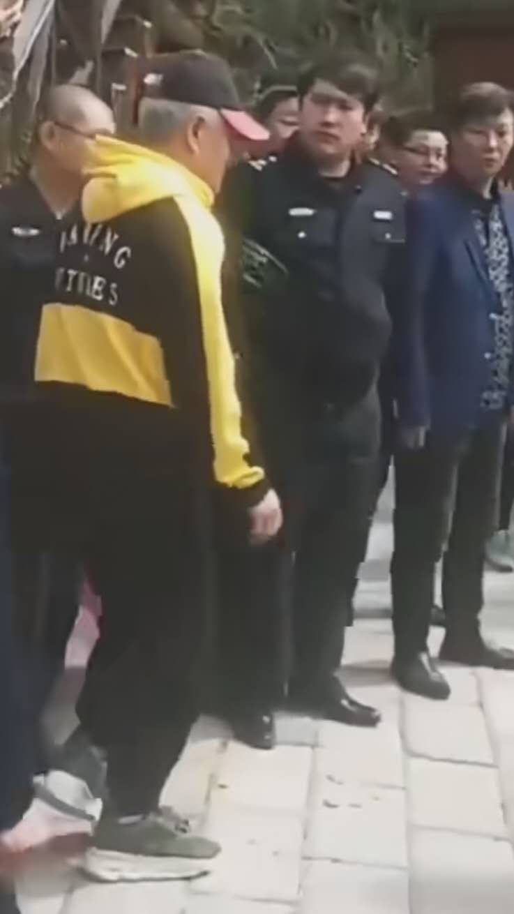 赵本山近照曝光满脸老态身材佝偻,63岁赵本山老态明显视频