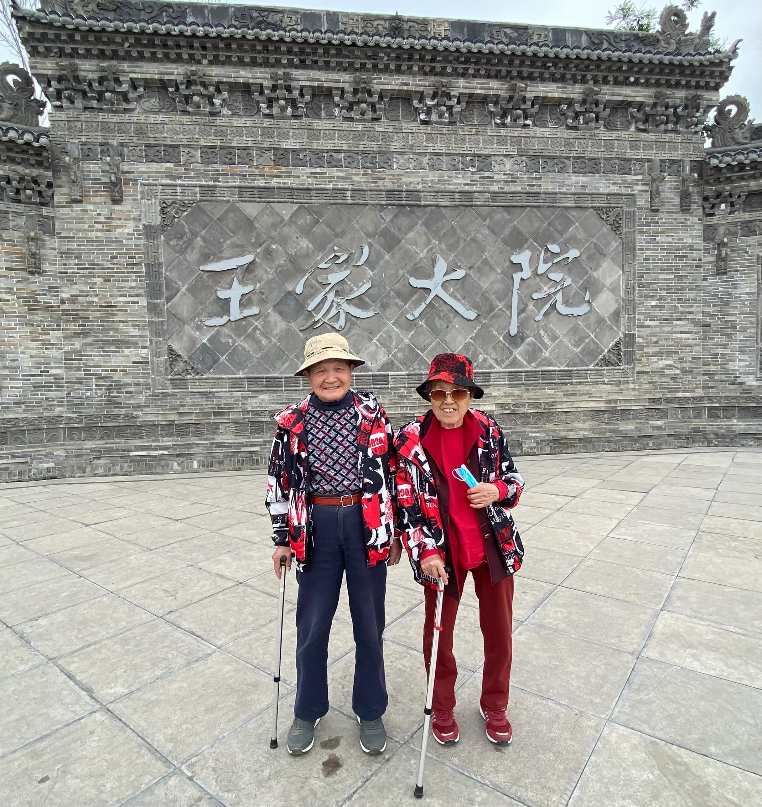 带着父母去远行的视频,带着86岁的老父亲老母亲四川之旅