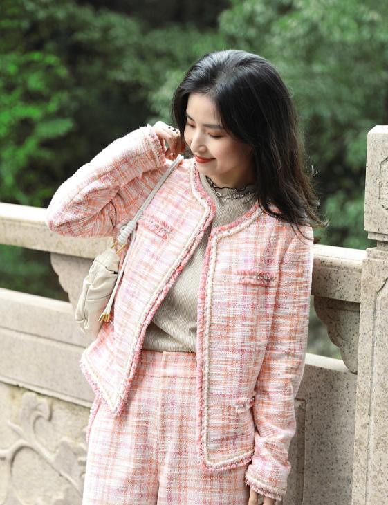 没想到穿上服装也可以这么美,白色套装这样穿美爆了