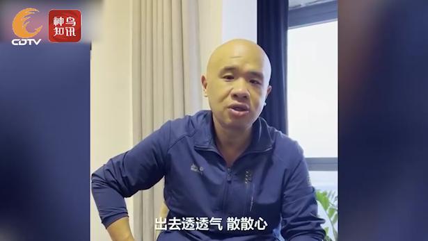 两教培巨头同日“停摆”：家长抱团维权，培训教师们却只能“孤独地舔舐伤口”