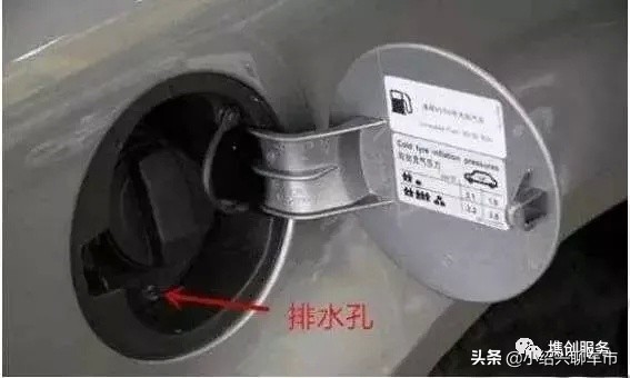 汽车驾驶室内积水怎么回事,为什么车底下会漏水