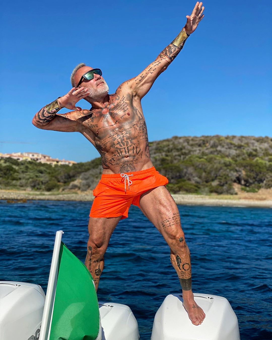 52岁大叔娇妻才27岁？肌肉身材活力无限，没事儿就喜欢跳个舞