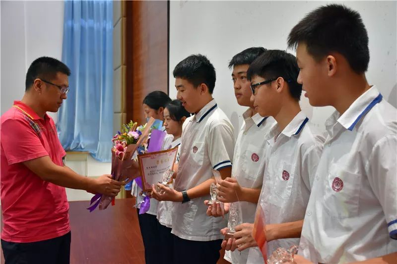 两所“顶级高中”内部环境对比，一个天上一个地下，但都能上北大