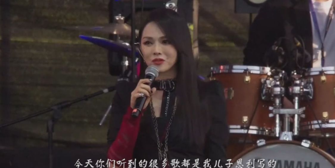 庾恩利出道，挑战白色透视装，曾因穿女装引争议，伊能静转发支持