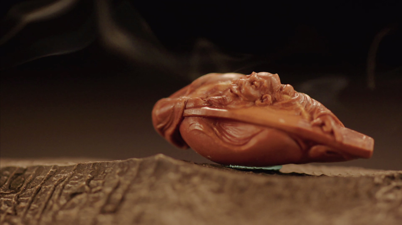 小小一个桃核，他把玩了十年，刻出了自己的“写意核雕”